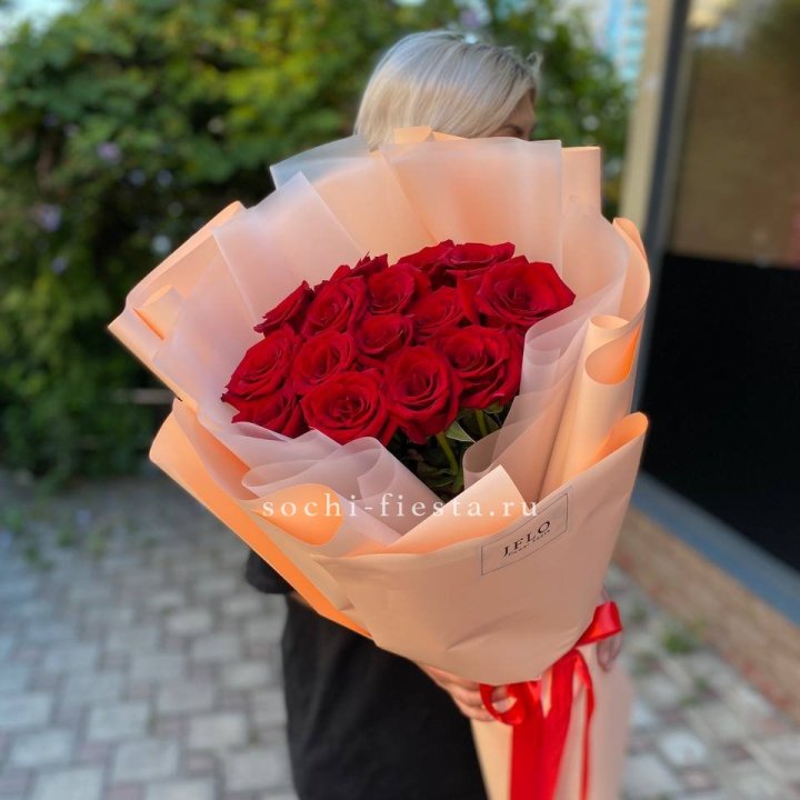 15 голландских роз в оформлении в Курске