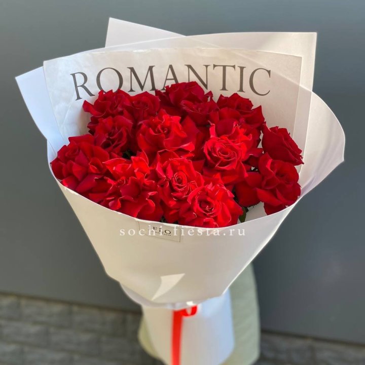 19 высоких роз в оформлении в Курске