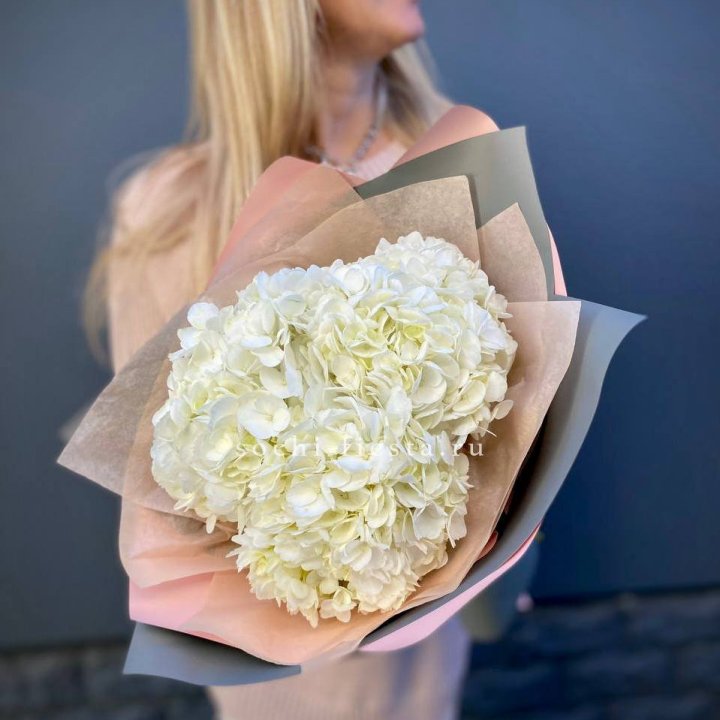 Букет из трёх белых гортензий в Курске