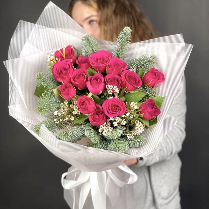 Новогодний букет Елки и Розы в Курске