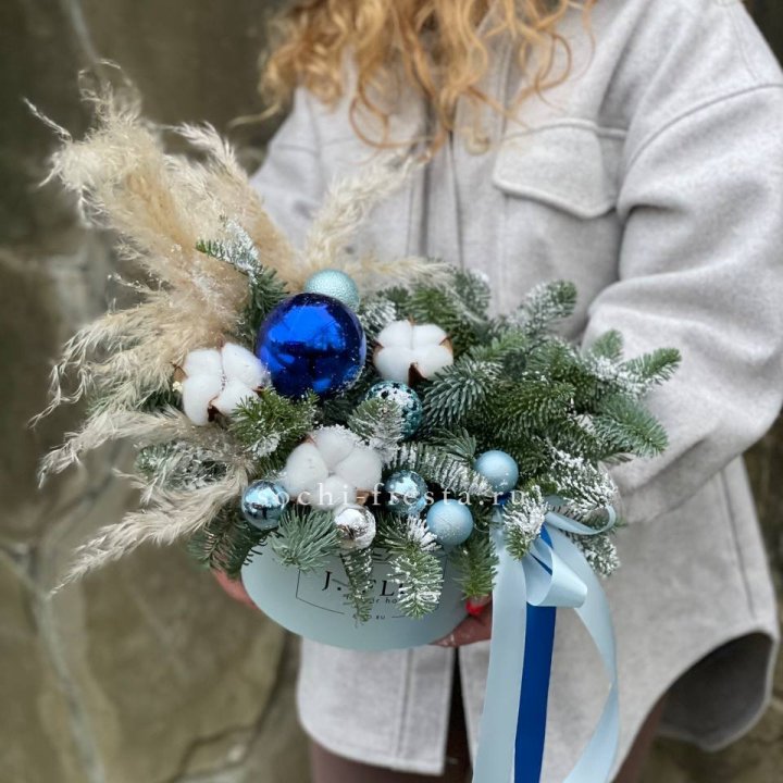 Новогодняя композиция в коробке блю в Курске