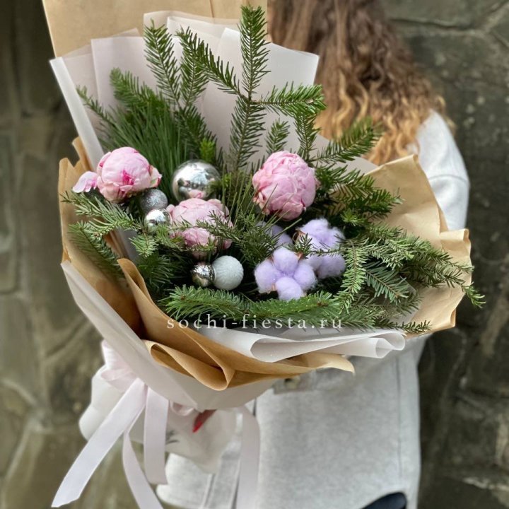 Новогодний букет с пионами  в Курске