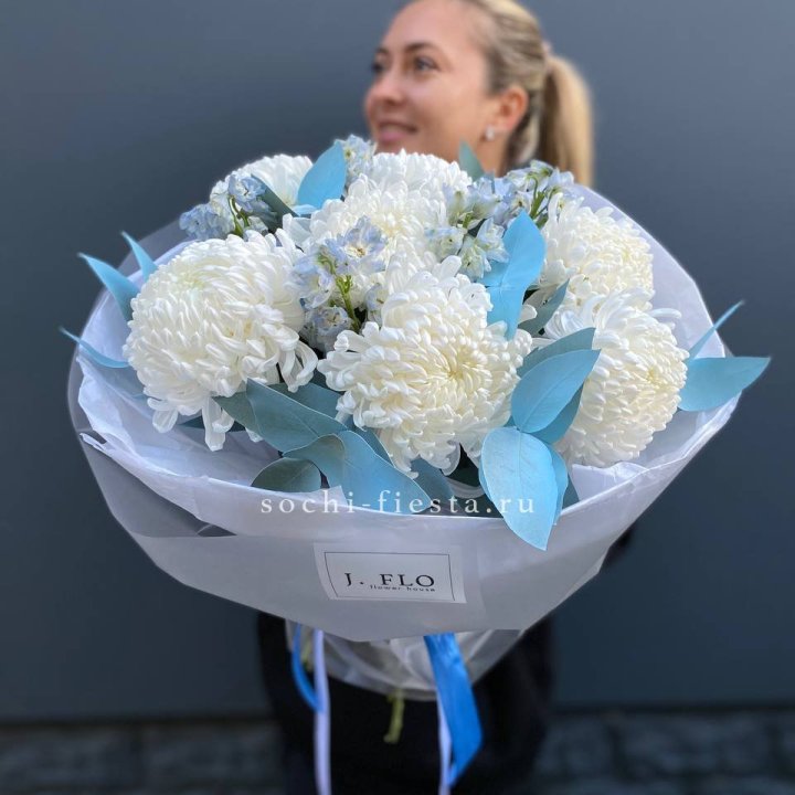 Букет хризантем Бигуди и дельфиниума  в Курске