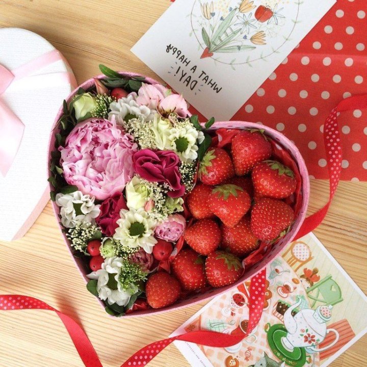 Бокс с клубникой и цветами в Курске