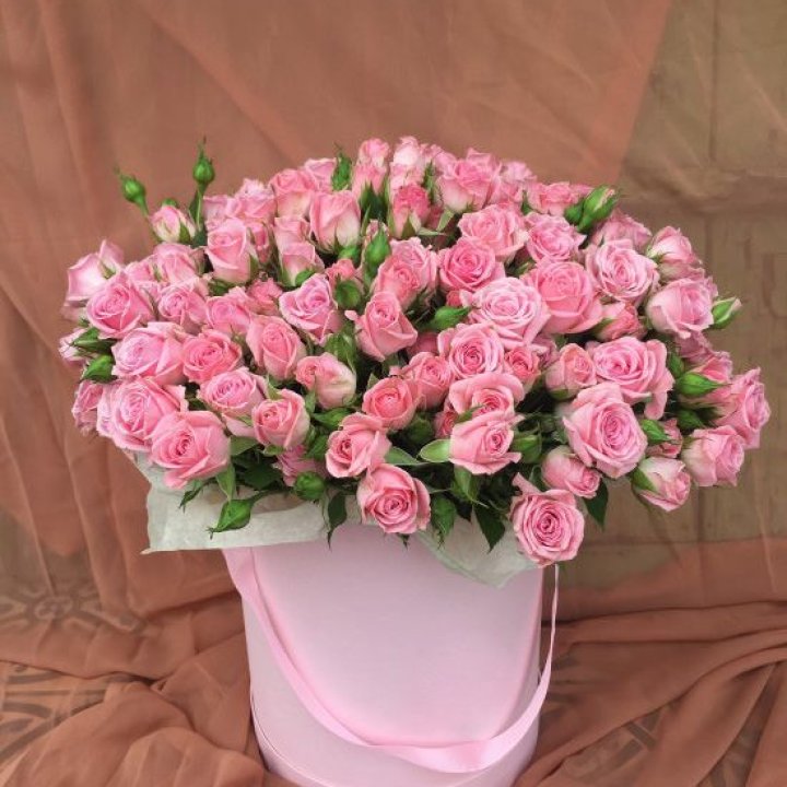 Кустовые розы в коробке в Курске