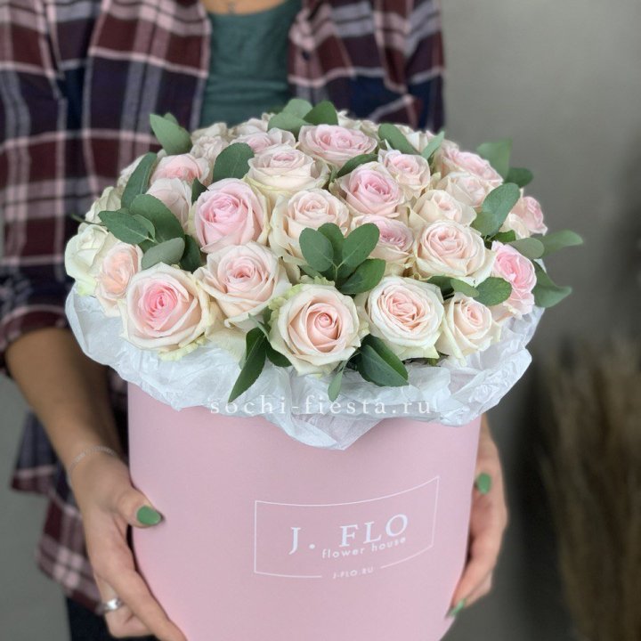 35 розовых роз в цилиндре в Курске