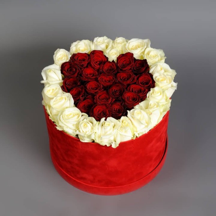 39 красных и белых роз в цилиндре в Курске