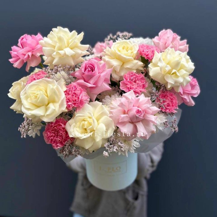 Коробка французских роз и диантусов "Бони" в Курске