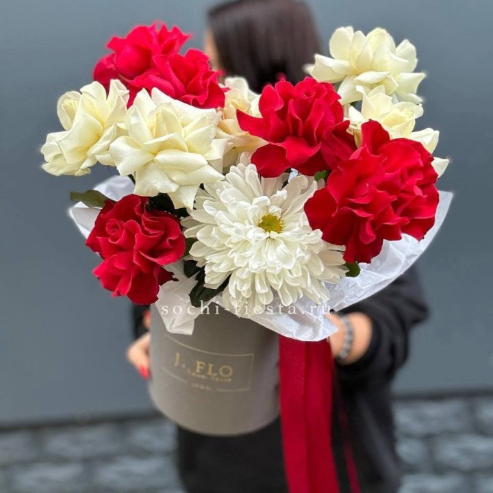 Французские розы с хризантемой в боксе в Курске