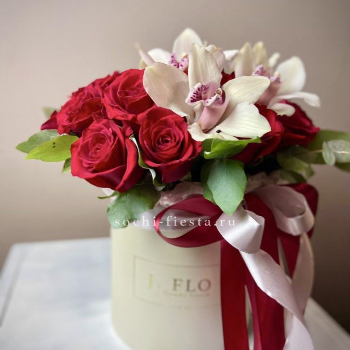 Розы и орхидеи в боксе в Курске