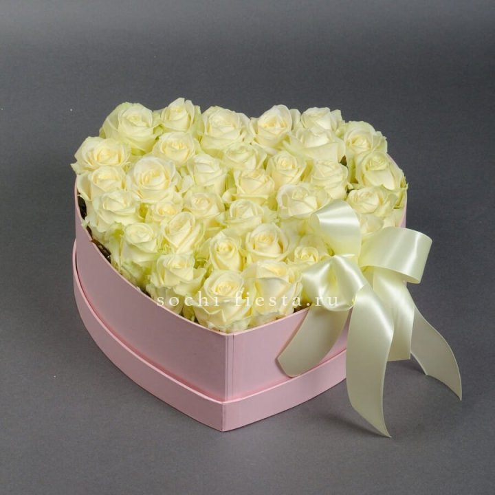 35 белых роз в коробке "Сердце" в Курске