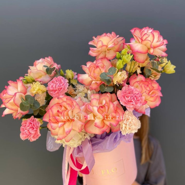 Бокс нежный с розами в Курске