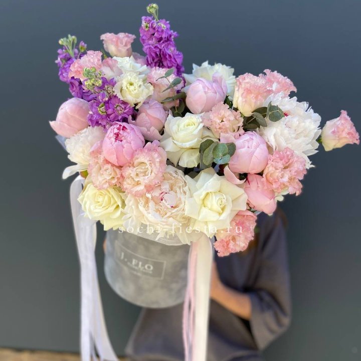 Дизайнерский цилиндр с пионами "Ривьера" в Курске