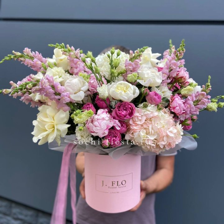 Дизайнерский цилиндр с пионами "Саманта" в Курске