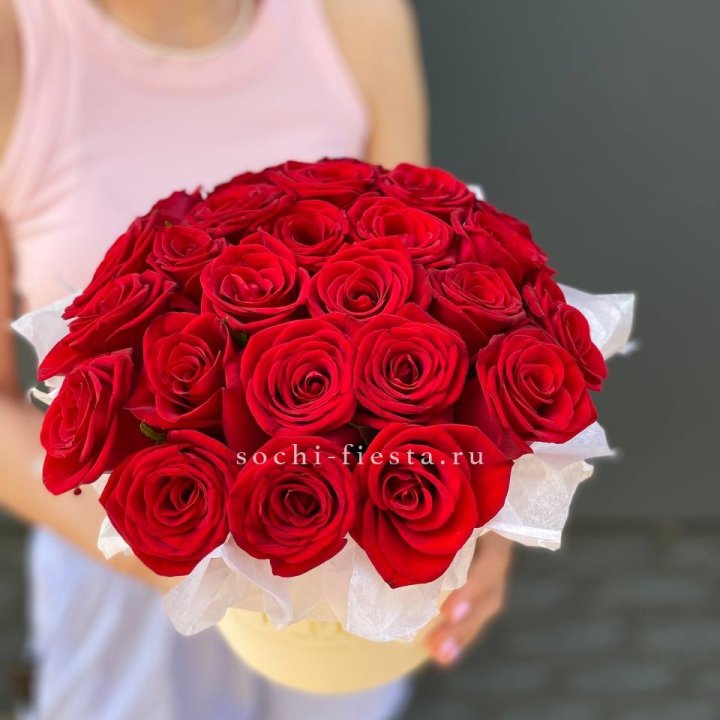 Красные розы в цилиндре в Курске
