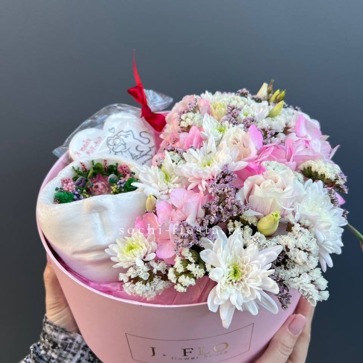 Цветы и свеча в коробке в Курске