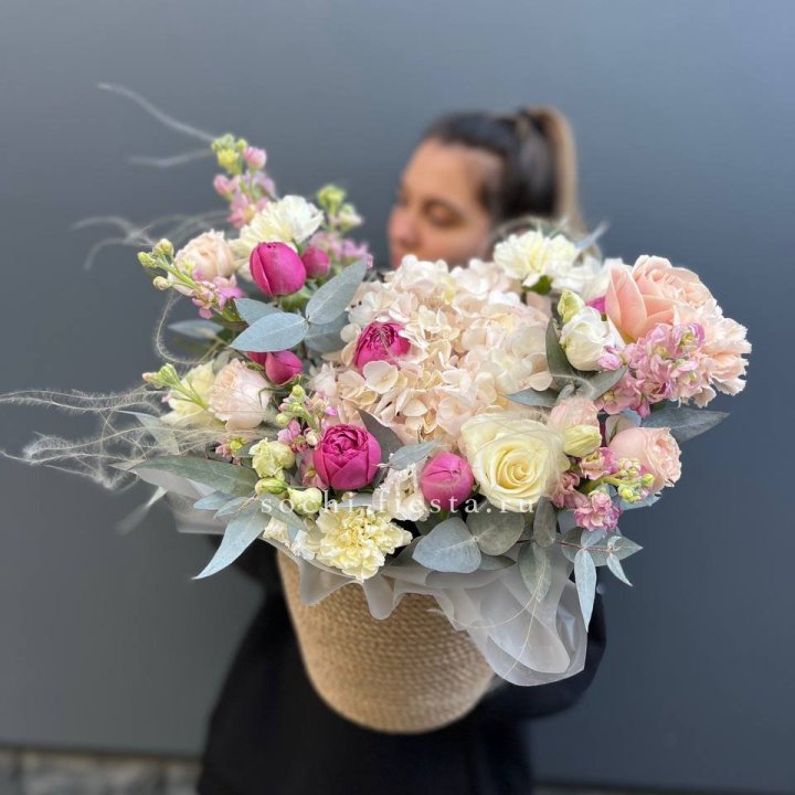 Цветочная композиция в джутовом боксе  в Курске