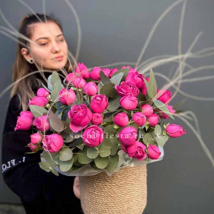 Пионовидные розы Мисти Бабблс в джутовом кашпо в Курске