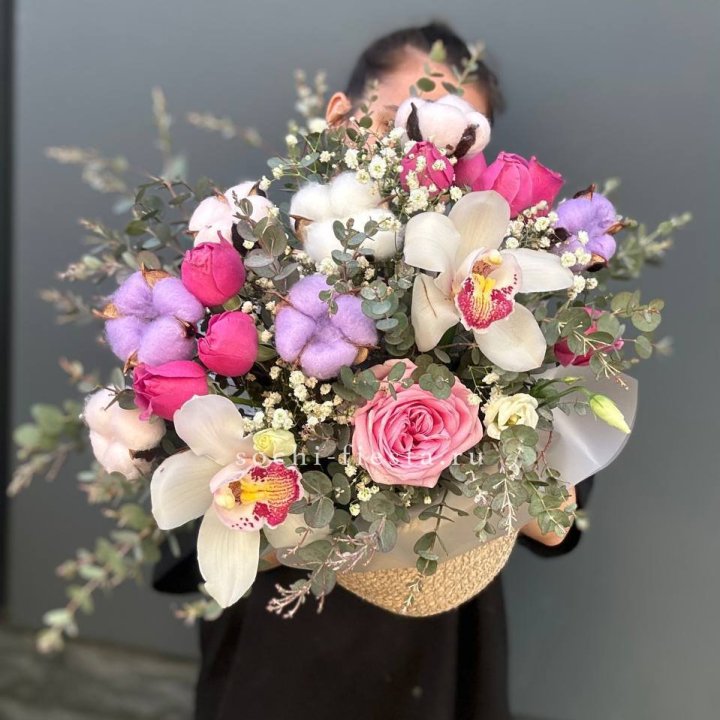 Орхидея и розы в джутовом кашпо в Курске