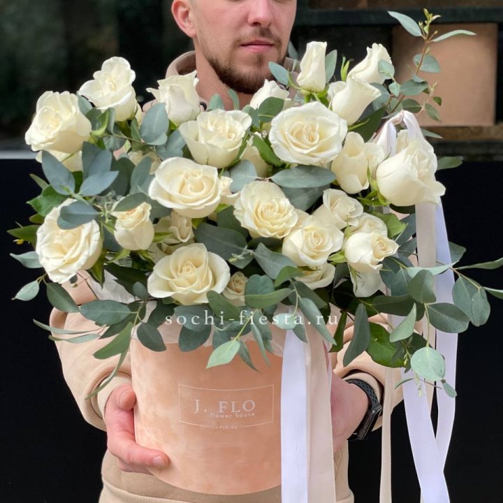 41 белая роз в бархатном боксе в Курске