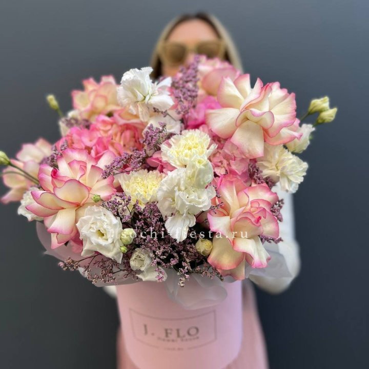 Цветочная композиция "Глория" в боксе в Курске