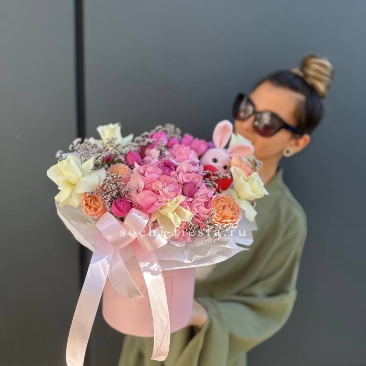 Дизайнерский цилиндр с игрушкой "Лола" в Курске