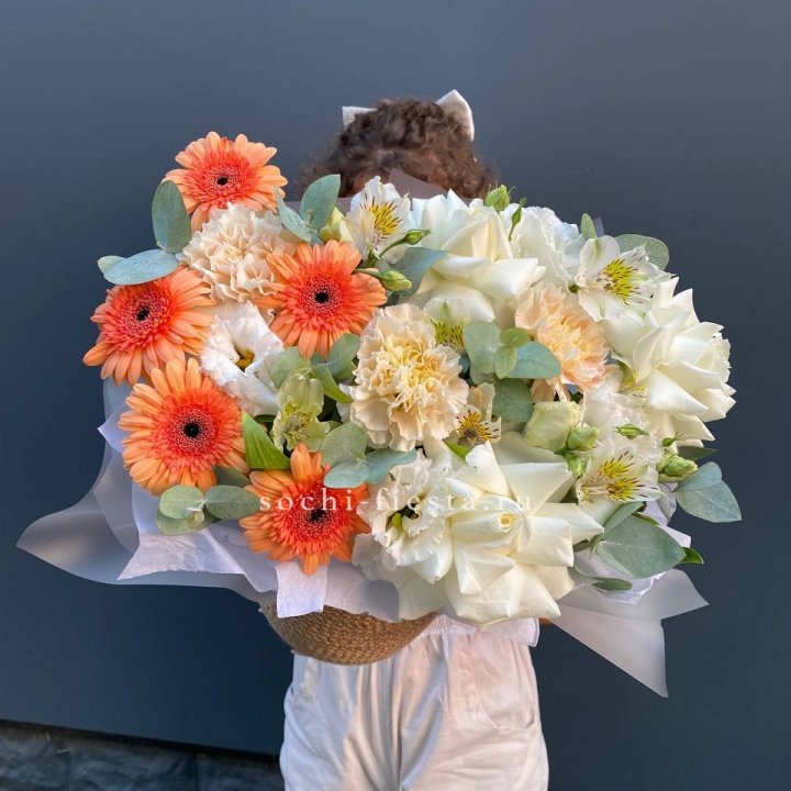 Розы и герберы в джутовом кашпо "Георгино" в Курске