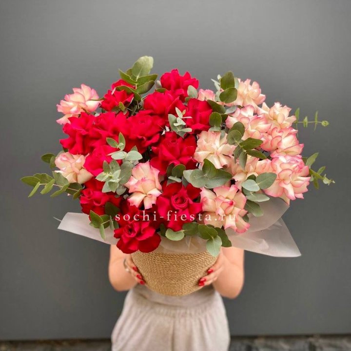 25 Французских роз в джутовом кашпо  в Курске