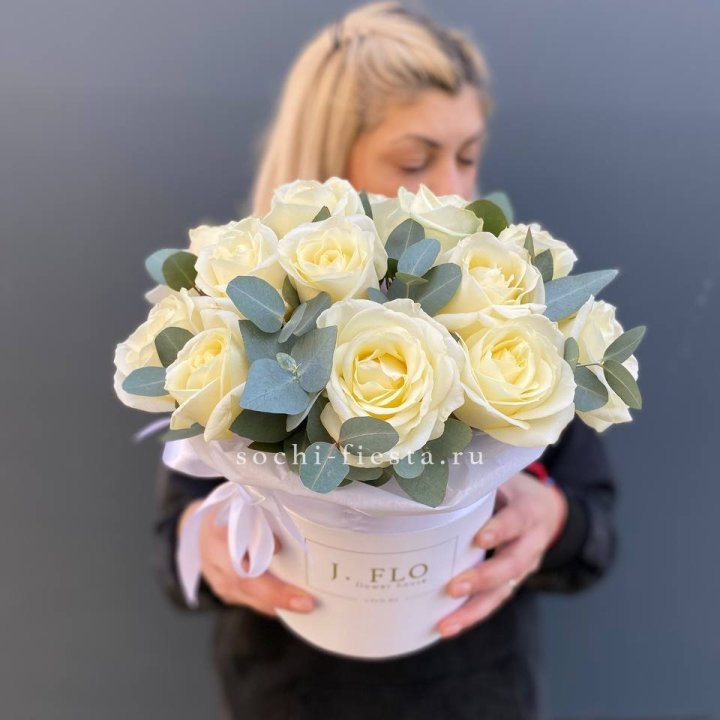 15 белых роз в боксе в Курске