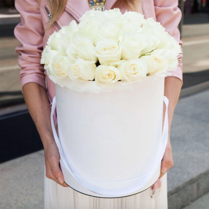 35 белых роз в цилиндре в Курске