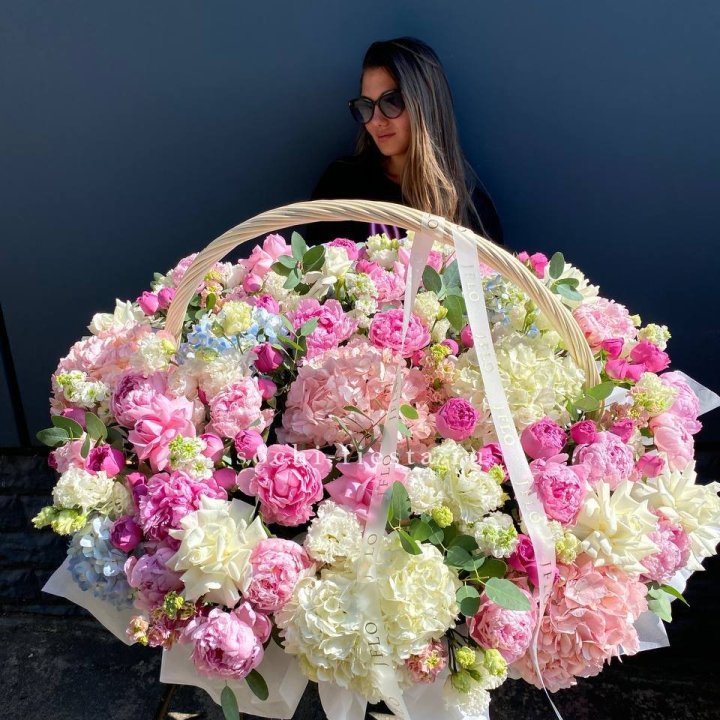 Цветочная корзина из пионов и пионовидных роз "Перфекте" в Курске