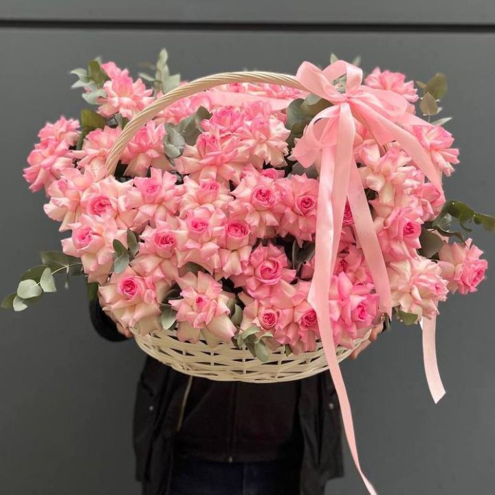 51 розовая роза в корзине в Курске