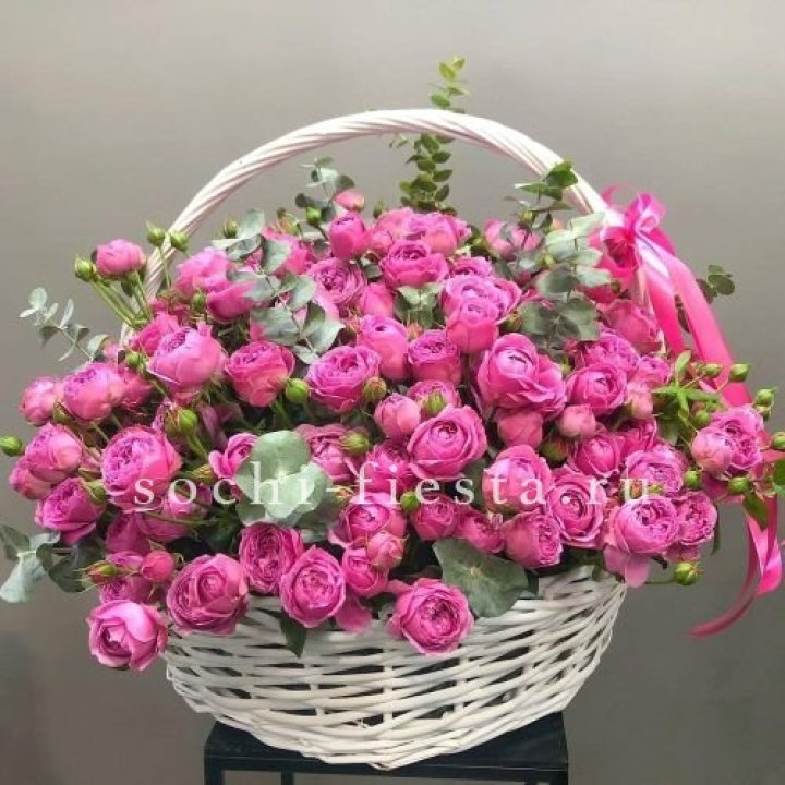 65 пионовидных кустовых роз в корзине в Курске