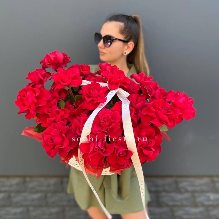 Красные французские розы в корзине в Курске