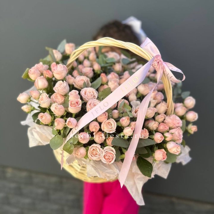 Корзина кустовых пионовидных роз в Курске