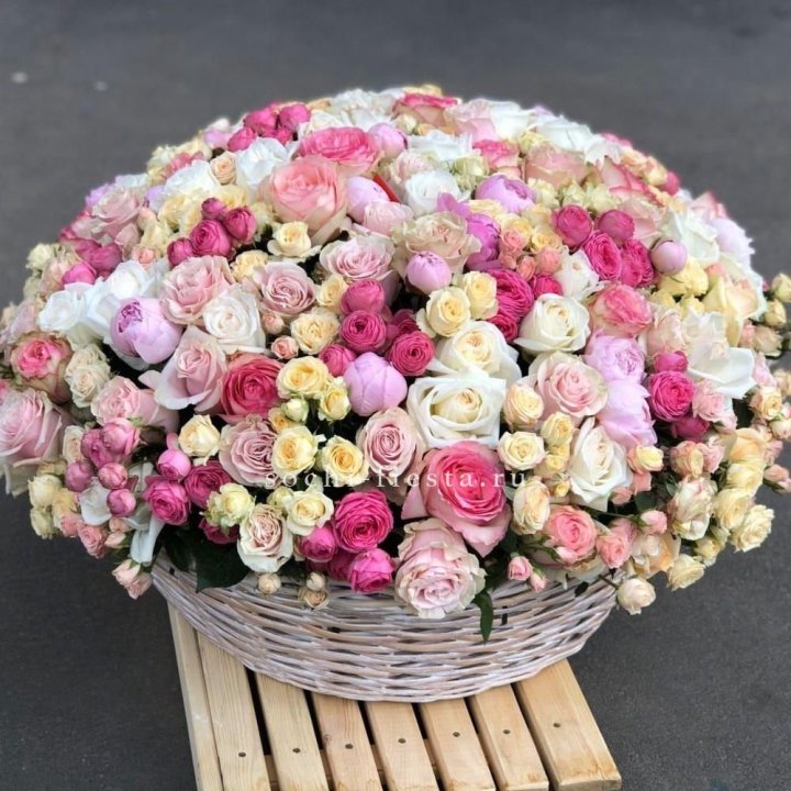 Цветочная корзина из пионов и пионовидных роз "Юниверсити" в Курске