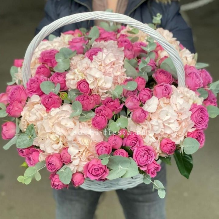 Корзина с гортензией и Мисти Баблс в Курске