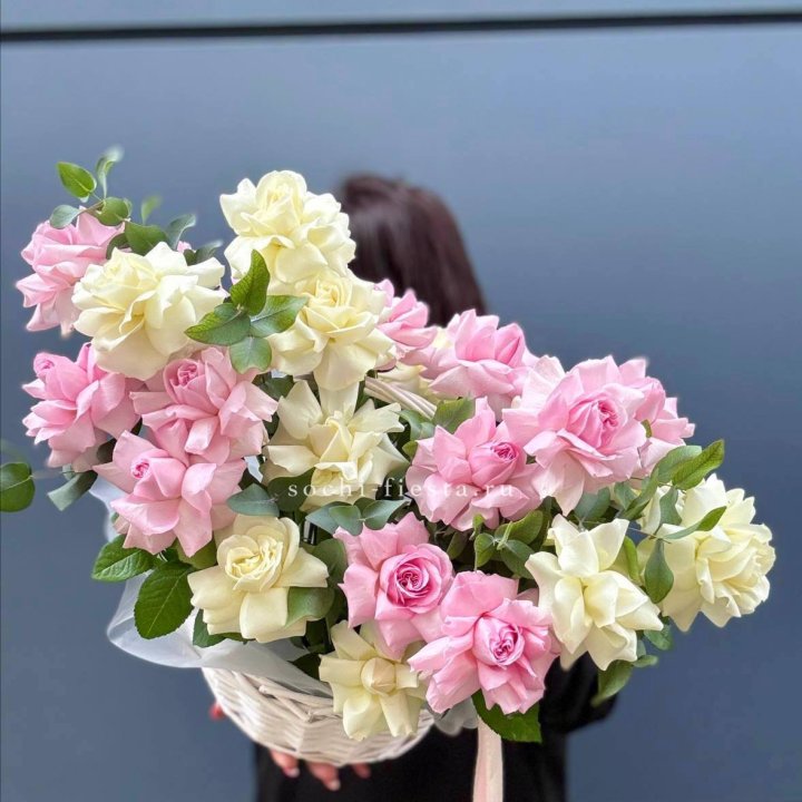 25 Французских роз в корзине в Курске