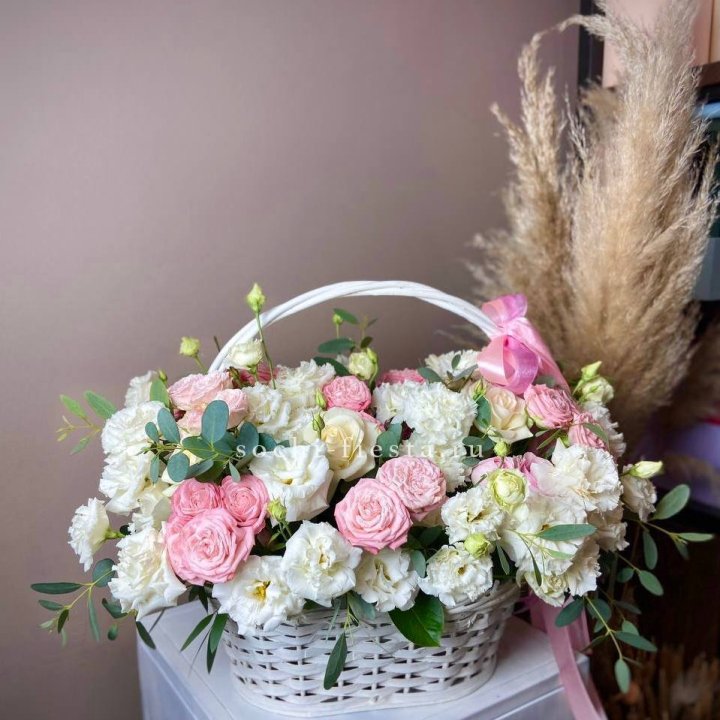 Цветочная корзина "Пинки вайт" в Курске