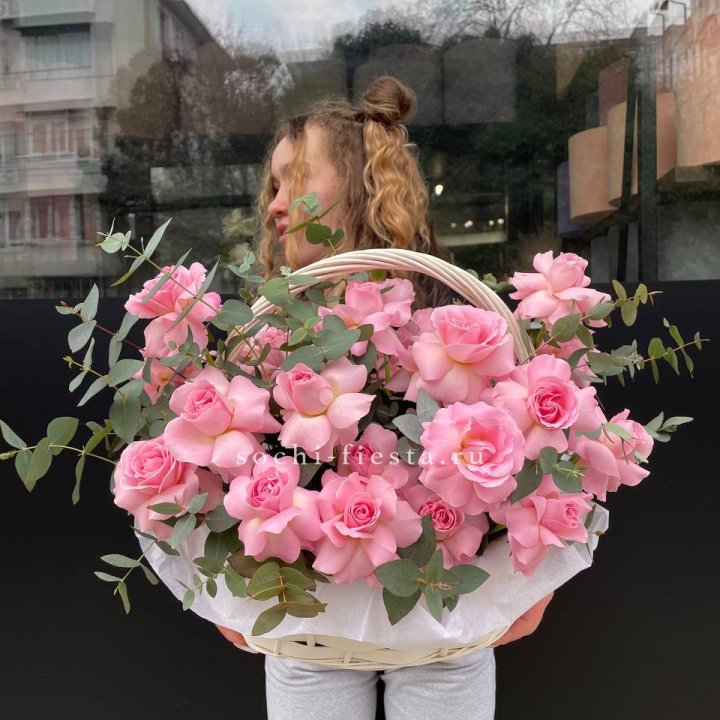 25 роз в цветочной корзине  в Курске