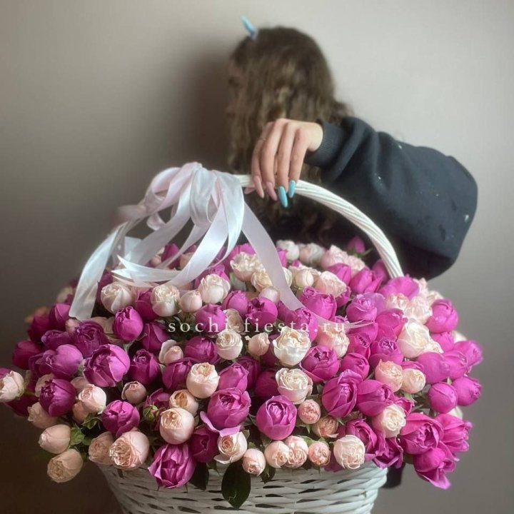 Премиум корзина пионовидных кустовых роз в Курске