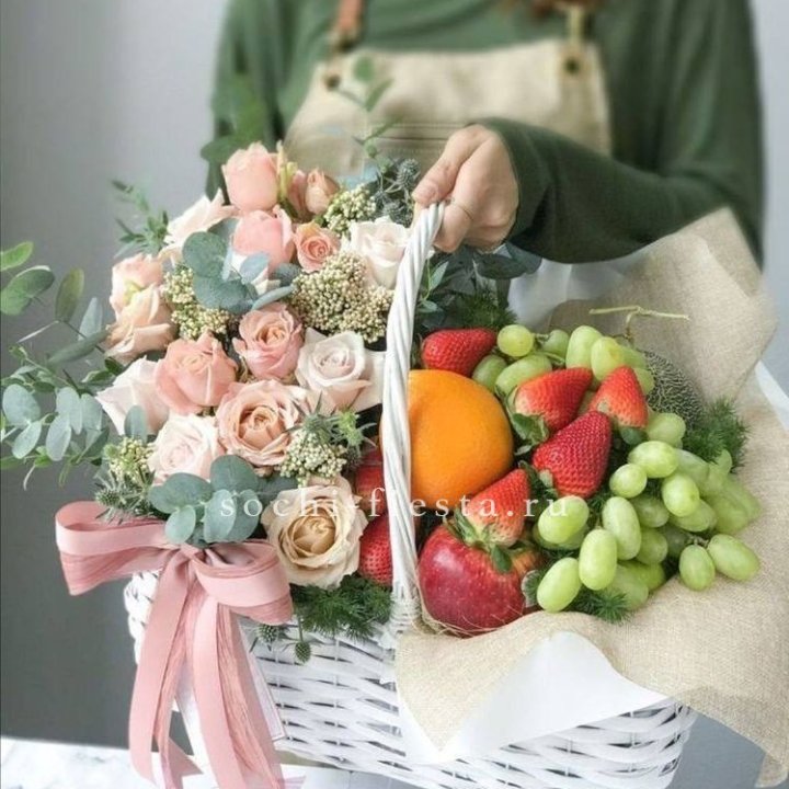 Фруктовая корзина c цветами в Курске