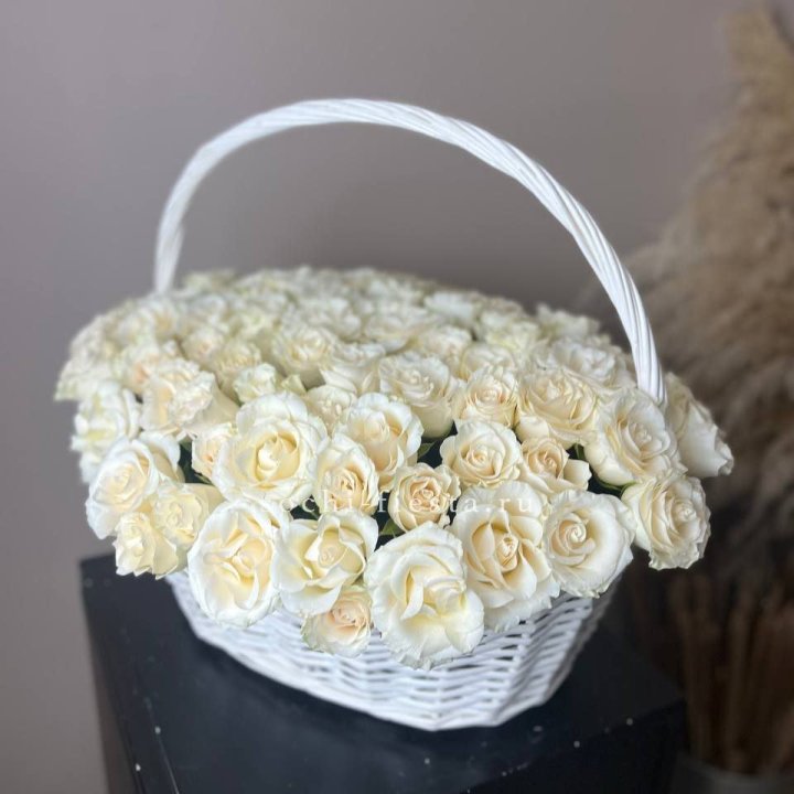 101 белая роза в корзине в Курске