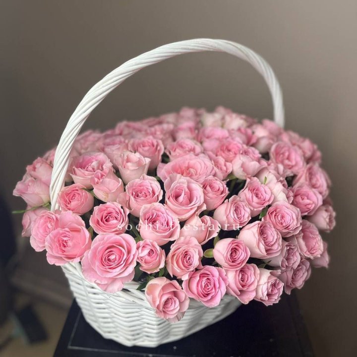 101 розовая роза в корзине в Курске