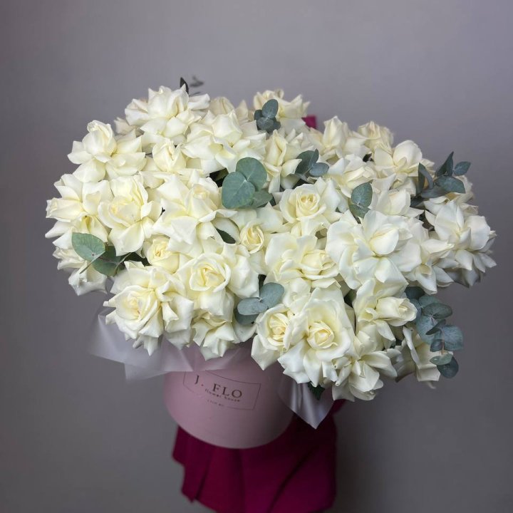 37 белых роз в боксе в Курске