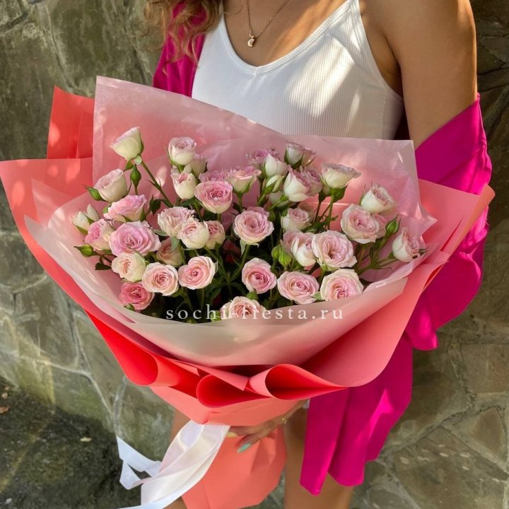 Розовые кустовые розы в Курске