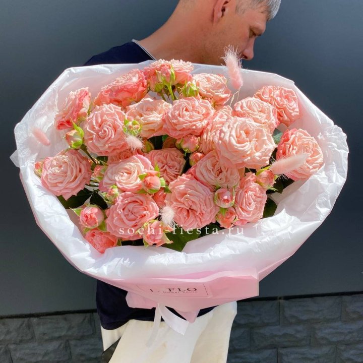 Пионовидные розы Мадам Бомбастик в Курске