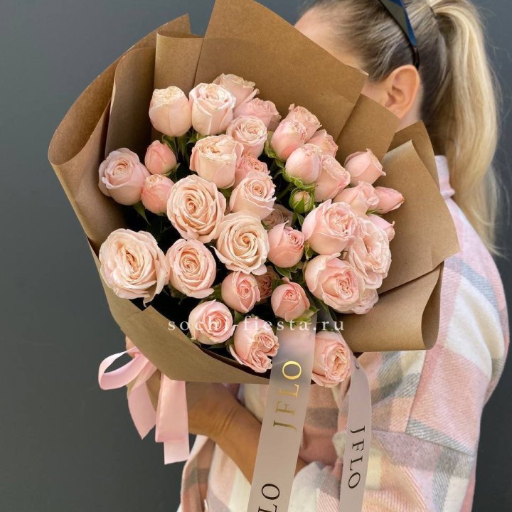 Кустовые розы Бомбастик в крафте в Курске