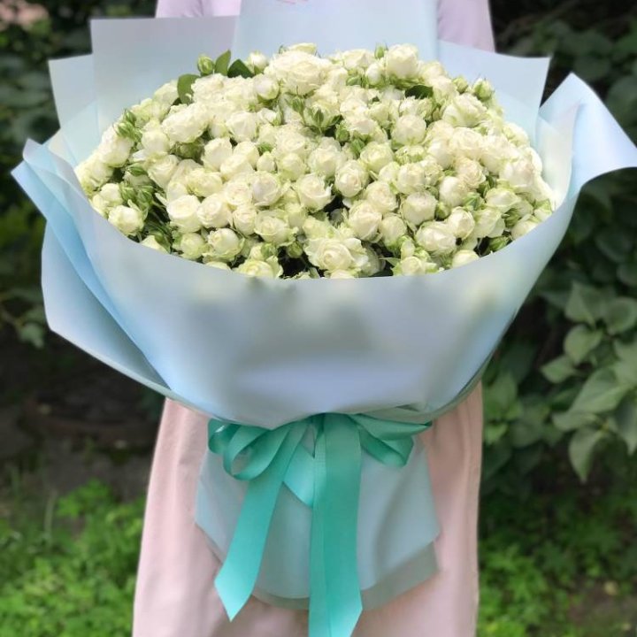 51 белая кустовая роза в Курске