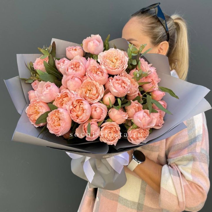 Букет с пионовидными розами "Пивайн" в Курске
